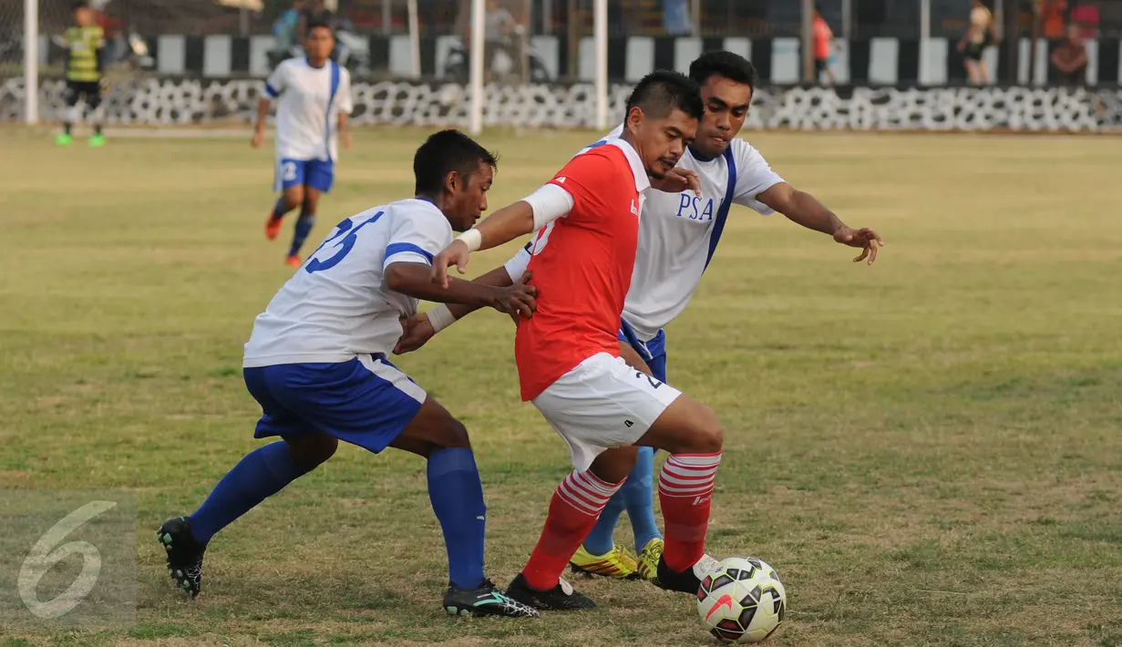 Pemain depan Persija, Bambang Pamungkas (kedua kanan) berebut bola dengan dua pemain PSAL saat laga uji coba di Lapangan Mako Brimob Kelapa Dua, Depok, Rabu (26/8/2015). Persija unggul 2-0 atas PSAL. (Liputan6.com/Helmi Fithriansyah)