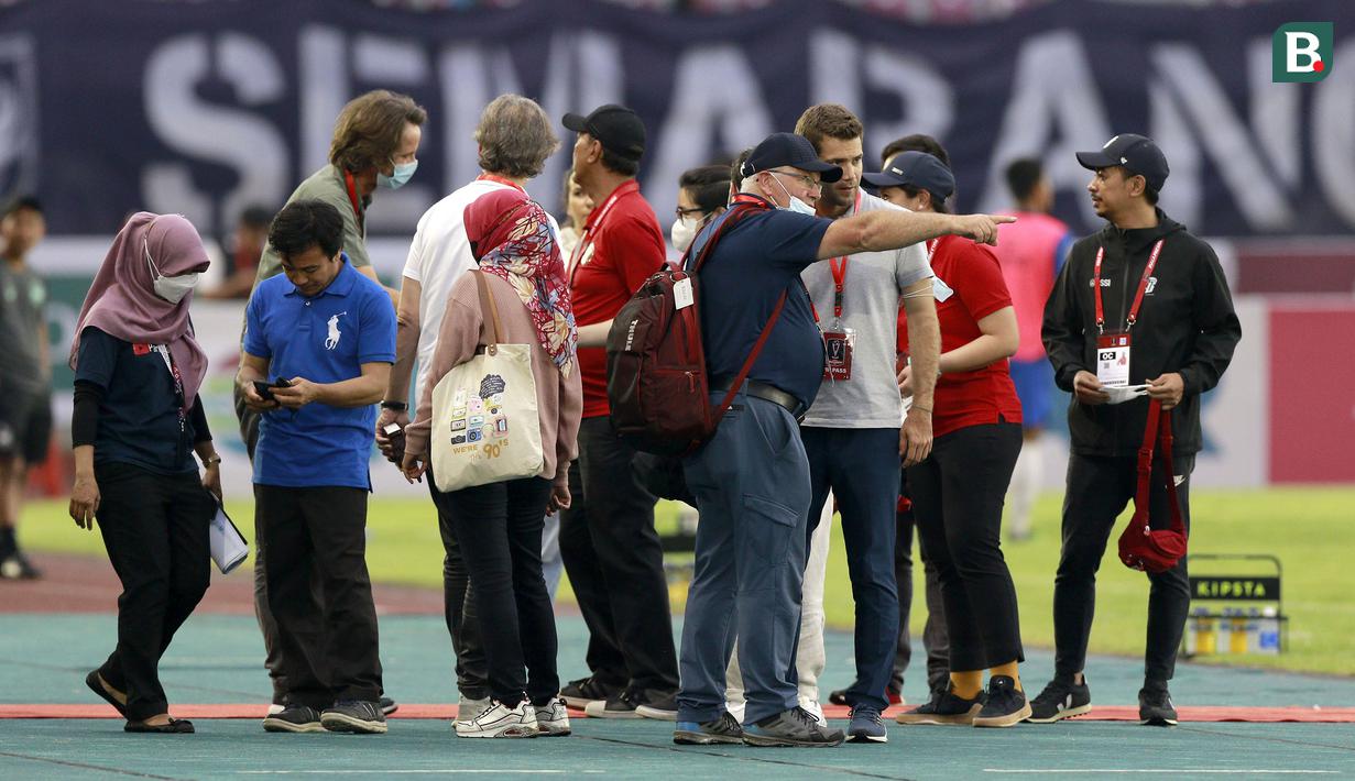Delegasi FIFA meninjau kesiapan Stadion Manahan jelang Piala Dunia U20 di sela-sela pertandingan antara PSIS Semarang melawan Persita Tangerang dalam lanjutan pertandingan babak penyisihan Grup A Piala Presiden 2022 di Stadion Manahan, Solo, Jawa Tengah, Senin (13/6/2022). (Bola.com/Arief Bagus)