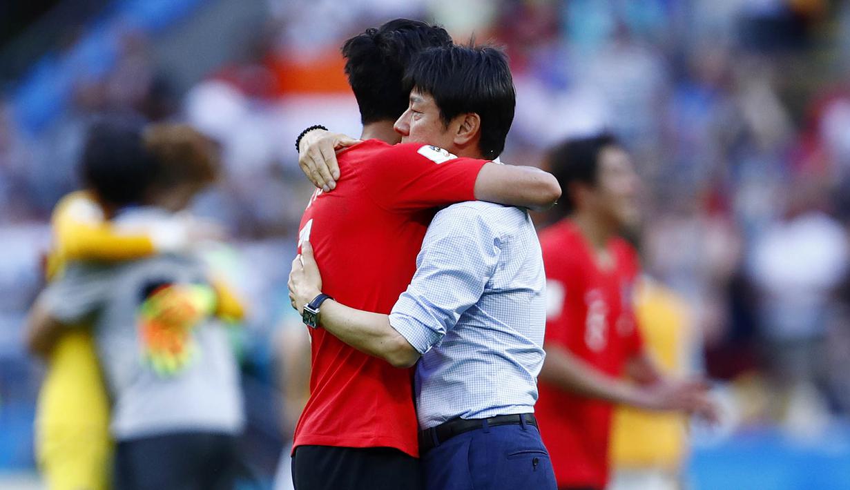 Pelatih Korea Selatan, Shin Tae-yong, memeluk anak asuhnya, Son Heung-min, usai melawan Jerman pada laga Piala Dunia di Kazan Arena, Rusia (27/6/2018). Jerman takluk 0-2 dari Korea Selatan. (AFP/Benjamin Cremel)