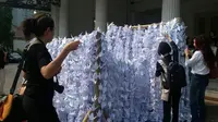 Peserta aksi saat menyiapkan origami burung bangau di halaman Balai Kota Jakarta. (Liputuan6.com/Lizsa Egeham)
