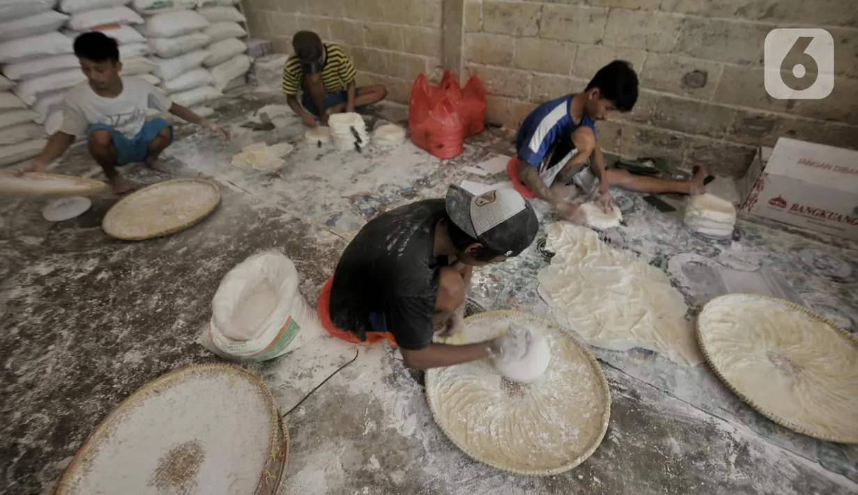 Pekerja menyelesaikan produksi kulit lumpia di rumah industri Rusun Griya Tipar Cakung, Jakarta, Kamis (28/11/2019). Penyediaan Kredit Usaha Rakyat (KUR) dengan bunga rendah diharapkan dapat menjadi peluang bagi pelaku UMKM dalam mengembangkan bisnis dan daya saing. (merdeka.com/Iqbal Nugroho)