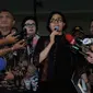 Menteri Keuangan Sri Mulyani memberikan keterangan kepada awak media usai mendatangi KPK, Jakarta, Kamis (22/9). Kedatangan Sri Mulyani selain melaporkan LHKPN, juga melakukan pertemuan dengan pimpinanan KPK Agus Rahardjo dkk. (Liputan6.com/Helmi Afandi)