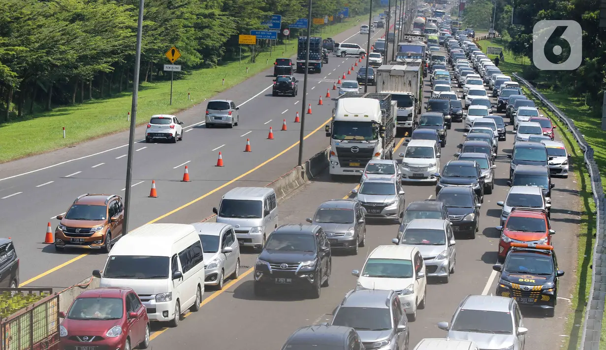 <p> Sejumlah kendaraan melintas ke arah Puncak di setelah pintu Tol Jagorawi, Kabupaten Bogor, Jawa Barat, Kaims (5/5/2022). Satlantas Polres Bogor memberlakukan sistem satu arah secara situasional untuk mengurai kepadatan lalu lintas di jalur wisata Puncak, Bogor pada libur Idul Fitri 1443H. (Liputan6.com/Herman Zakharia)</p>