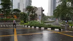 Suasana jalan akses menuju Bursa Efek Indonesia, Jakarta, Senin (15/1). Insiden itu menyebabkan kerusakan di bagian gedung kawasan Bisnis Sudirman tersebut. (Liputan6.com/Herman Zakharia)