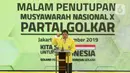 Ketua Umum DPP Golkar terpilih Airlangga Hartarto memberikan sambutan saat penutupan Munas X Partai Golkar di Jakarta, Kamis (5/12/2019). Airlangga Hartarto terpilih kembali sebagai ketua umum Partai Golkar Periode 2019-2024 secara aklamasi. (Liputan6.com/Johan Tallo)