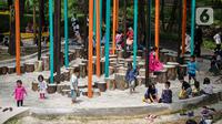 Pengunjung bermain di area playground Tebet Eco Park, Jakarta, Selasa (10/5/2022). Warga memanfaatkan libur dengan bermain dan berolahraga di taman terbuka setelah pemerintah memperpanjang masa liburan sekolah hingga tanggal 11 Mei 2022. (Liputan6.com/Faizal Fanani)