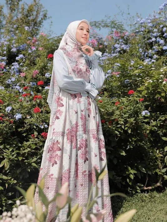Dress berpotongan loose dengan motif bunga-bunga bikin Laudya Cynthia Bella terlihat anggun. [Foto: IG/laudyacynthiabella].