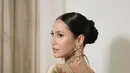 Wajahnya dipoles dengan natural bernuansa coklat. Mengaplikasikan blush on dan lipstik nudenya.[@pevpearce]