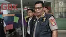 Ketua Tim Media Satgas Antimafia Bola Komisaris Besar Argo Yuwono memberikan keterangan terkait Penggeledahan kantor baru PSSI di FX Tower, Jakarta, Rabu (30/1). Liputan6.com/Faizal Fanani