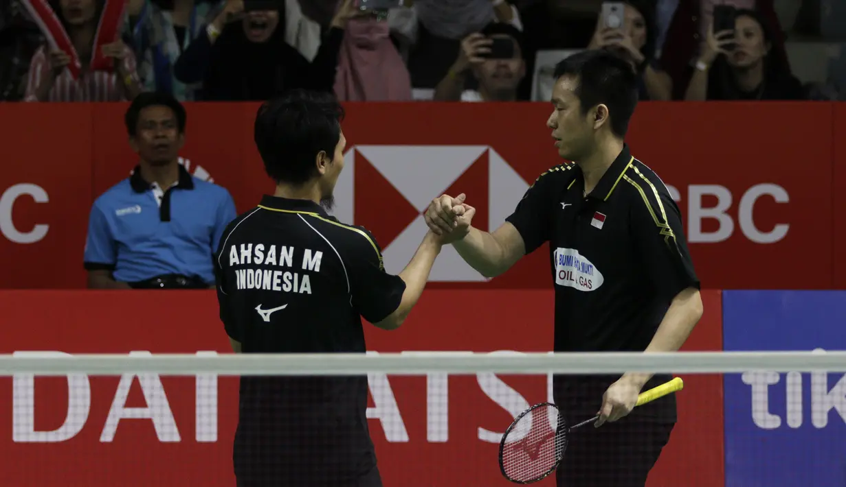 Ganda putra Indonesia, Mohammad Ahsan / Hendra Setiawan, merayakan kemenangan atas ganda China pada Indonesia Masters 2019 di Istora Senayan, Jakarta, Sabtu (26/1). Ahsan / Hendra lolos ke final. (Bola.com/Yoppy Renato)