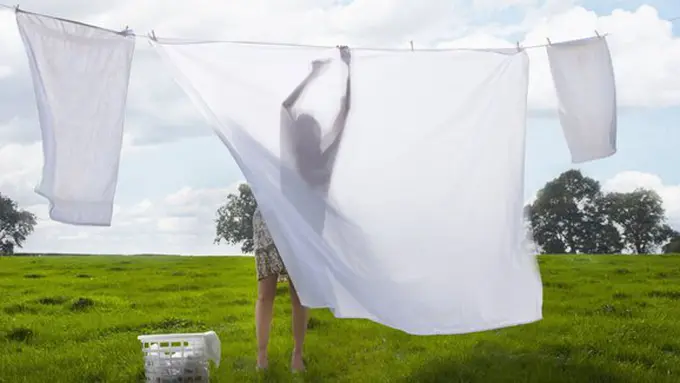 Baju putih berisiko kena luntur/copyright: thinkstockphotos.com