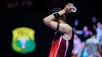 Pebulu tangkis tunggal putra Indonesia, Jonatan Christie menyeka keringatnya dalam laga 32 besar Indonesia Open 2025 saat melawan wakil Singapura, Jia Heng Jason Teh di Istora Senayan, Jakarta, Selasa (03/06/2025). (Bola.com/Bagaskara Lazuardi)