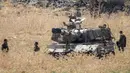 Tentara Israel berdiri di sekitar unit artileri bergerak yang ditempatkan dekat perbatasan dengan Lebanon di Israel utara, Selasa (28/7/2020). Situasi perbatasan Israel dengan Lebanon memburuk setelah meningkatnya ketegangan antara kedua negara. (AP Photo/Ariel Schalit)