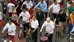 Presiden Joko Widodo (menunjuk) bersepeda bersama Walikota London, Boris Johnson di Jakarta, Minggu (30/11/2014). (Liputan6.com/Faizal Fanani)