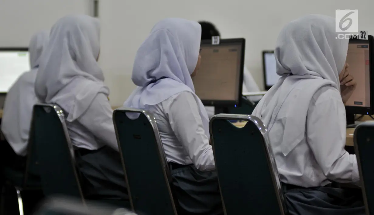 Sejumlah siswa kelas XII mengerjakan soal Bahasa Indonesia saat mengikuti Ujian Nasional Berbasis Komputer (UNBK) di SMKN 50 Jakarta, Senin (25/3). Kemendikbud mengatur UNBK tingkat SMK dilaksanakan serentak dalam empat hari mulai 25 sampai 28 Maret 2019. (merdeka.com/Iqbal S. Nugroho)