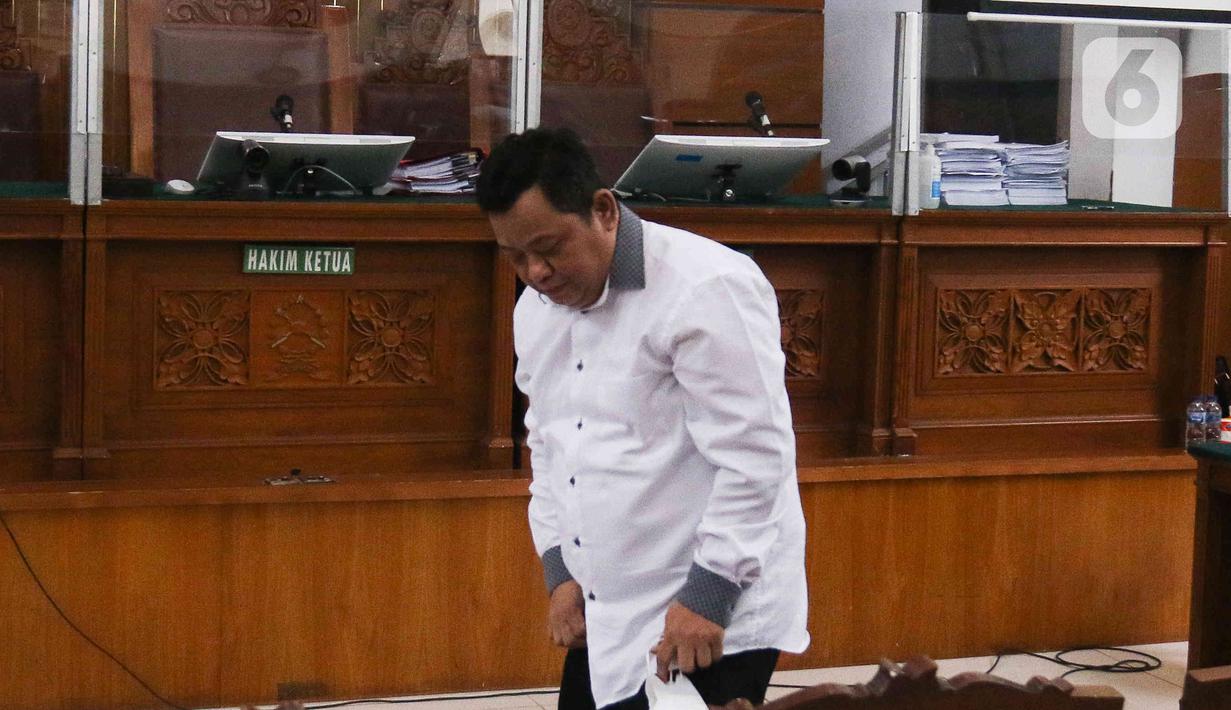 Terdakwa Kuat Ma'ruf saat menjalani  sidang tuntutan kasus pembunuhan berencana terhadap Brigadir Nofriansyah Yosua Hutabarat atau Brigair J di Pengadilan  Negeri Jakarta Selatan, Senin (16/1/2023). Kuat Ma'ruf didakwa dengan Pasal 340 subsider Pasal 338 juncto Pasal 55 ayat 1 ke-1 KUHP. (Liputan6.com/Herman Zakharia)