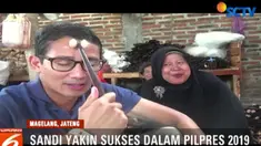Sandi tampak akrab dengan para pegiat UMKM. Saat meninjau produk UMKM, sandi sempat bercanda.