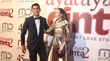 Aktris Chelsea Islan bersama Daffa Wardhana berpose saat menghadiri gala premiere film Ayat Ayat Cinta 2 di Jakarta, Kamis (07/12). Mereka berdua tampak sumringah di hadapan juru foto. (Liputan6.com/Herman Zakharia)