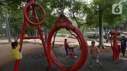 Anak-anak bermain di Taman Tebet, Jakarta, Rabu (4/11/2020). Pemprov DKI juga akan menjadikan Taman Tebet Eco Garden, taman yang memiliki visi mengembalikan fungsi taman secara ekologi, menjadi sarana interaksi, edukasi, dan rekreasi bagi masyarakat DKI Jakarta. (merdeka.com/Imam Buhori)