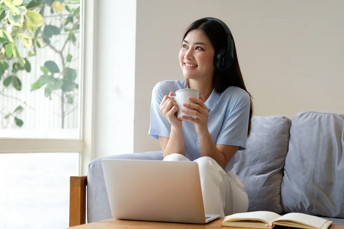 perempuan dan oktober bahagia dewasa