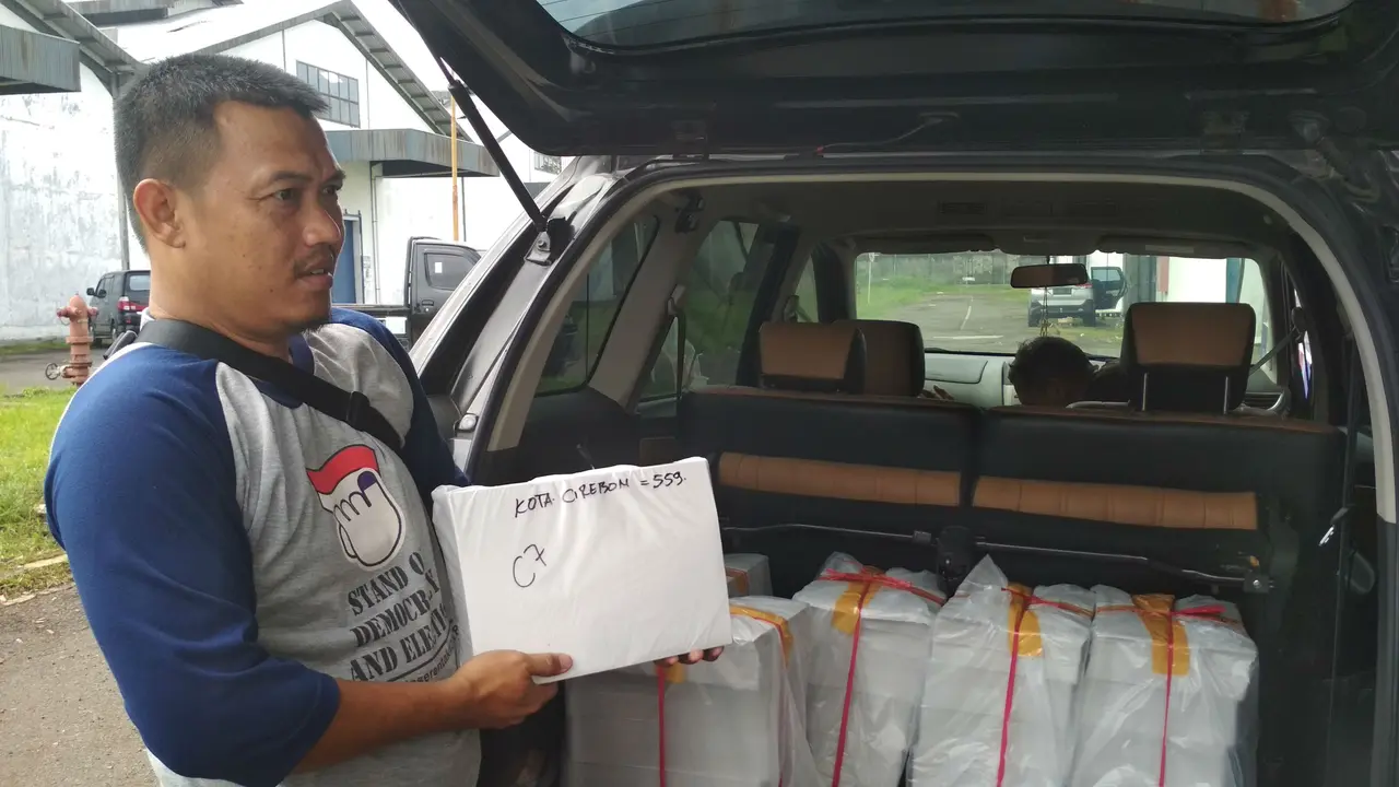 KPU Kota Cirebon Jemput Bola Mengatasi Kekurangan Logistik Pemilu