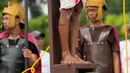 Selama penyaliban yang realistis ini, para aktor menancapkan paku ke kedua tangan dan kakinya, lalu mengangkatnya di atas kayu salib. (AP Photo/Aaron Favila)