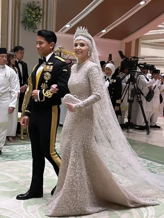 Memasuki istana untuk acara jamuan makan malam, pangeran Mateen dan Anisha Rosnah menebar senyum bahagian pada para tamu. Royal couple, good looking ini pun tampil mewah. [@missnoorcahaya]