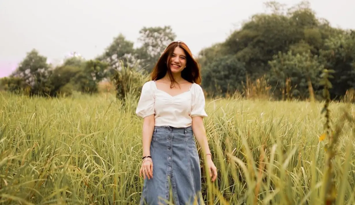 Tak hanya mengenakan dress terusan, namun kekasih dari Randy Martin ini juga pandai dalam memadupadankan atasan dan bawahan vintage sehingga tetap nampak memukau. (Liputan6.com/IG/cassandraslee)