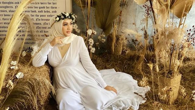 6 Potret Maternity Yulita MasterChef, Anggun dengan Floral Head