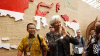 Managing Director IMF Christine Lagarde menyapa pengunjung saat berkunjung ke Paviliun Indonesia di arena pertemuan IMF-Bank Dunia, Bali, Rabu (10/10). (Liputan6.com/Angga Yuniar)