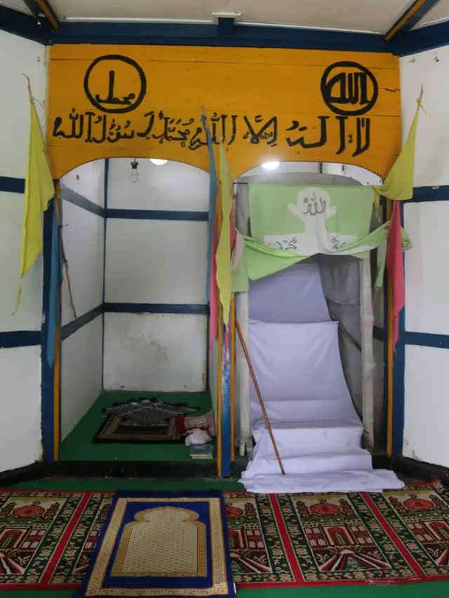 Mihrab di Masjid Patimburak Fakfak peninggalan Raja Pertuanan Wertuer