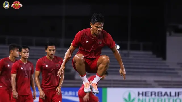 Timnas Indonesia berlatih di Rizal Memorial Stadium, Manila.