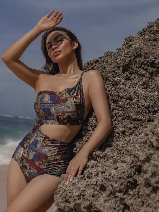 Ariel Tatum mengenakan swimwear one piece cut out dengan desain abstrak. @arieltatum