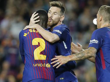 Pemain Barcelona, Lionel Messi (tengah) melakukan selebrasi bersama rekan-rekannya saat melawan Eibar pada lanjutan La Liga Spanyol di Camp Nou stadium, Barcelona (19/9/2017). Barcelona menang 6-1. (AFP/Pau Barrena)