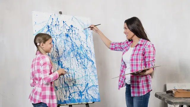 Ibu dan Anak Melukis Bersama