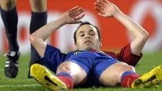 Barcelona's Andres Iniesta reacts after missing a goal opportunity during the Champions League semi-final, first-leg match against Chelsea at Camp Nou in Barcelona on April 28, 2009. The match ended 0-0. AFP PHOTO/PHILIPPE DESMAZES