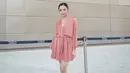 Menggunakan simple dress berwarna pink, penampilan sederhana Lyodra satu ini tak luput dari sorotan. Ia pun memilih mengikat rambutnya dengan membuat cepol sederhana serta tampil dengan makeup no makeup. (Liputan6.com/IG/@lyodraofficial)