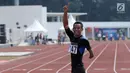 Pelari difable Indonesia, Saktyono Rizal Bagus merayakan kemenangan usai berlaga di kelas Mens 100m T45/46/47 Indonesia Para Games Invitational Tournament 2018 di Stadion Madya Senayan, Jakarta, Minggu (1/7). (Liputan6.com/Helmi Fithriansyah)