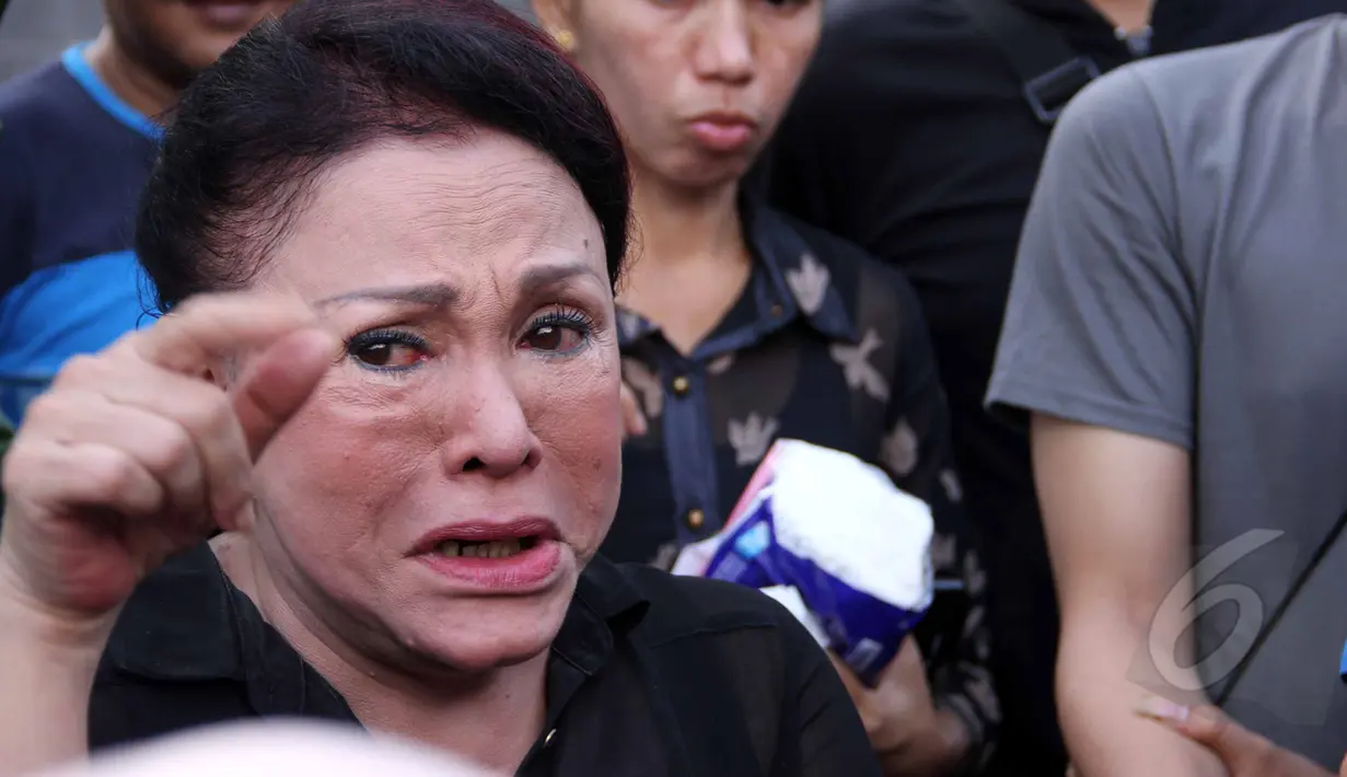 Menurut Mpok Atiek sosok Olga Syahputra sulit tergantikan. Cara melawak Olga diakuinya sangat hebat dan belum ada yang menandingi kakak kandung Billy Syahputra itu. Foto diambil pada Sabtu (28/3/2015). (Liputan6.com/Helmi Afandi)