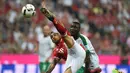 Pemain Bayern Munchen, Arturo Vidal, membuang bola dari kejaran pemain Werder Bremen dalam laga Bundesliga di Allianz Arena, Munchen, Sabtu (27/8/2016) dini hari WIB. (AFP/Christof Stache)