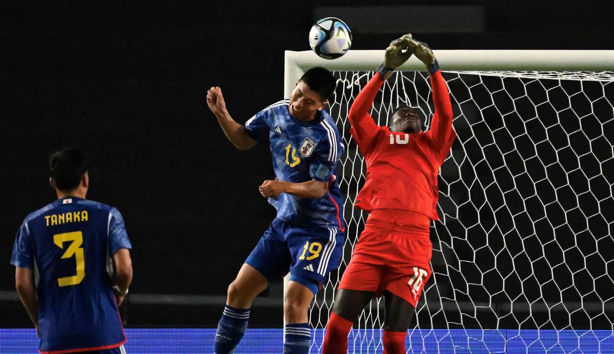 Pemain Timnas Jepang U-20, Kota Takai (tengah) berebut bola dengan kiper Senegal, Mamour Ndiaye pada laga pertama Grup C Piala Dunia U-20 2023 di Estadio Unico Diego Armando Maradona stadium in La Plata, Argentina, on May 21, 2023. (AFP/Luis Robayo)