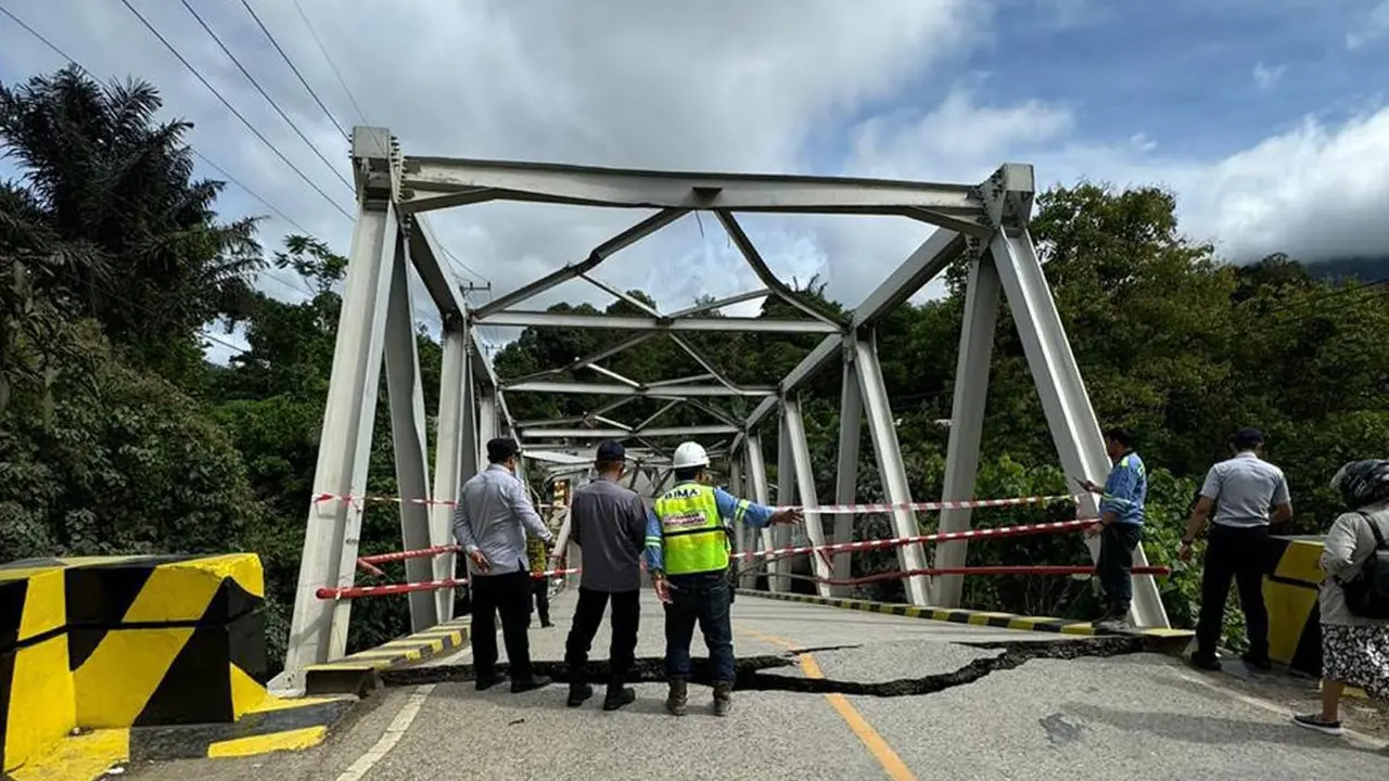 Jembatan Busui di Paser Roboh, Jalan Lintas Kaltim-Kalsel Lumpuh