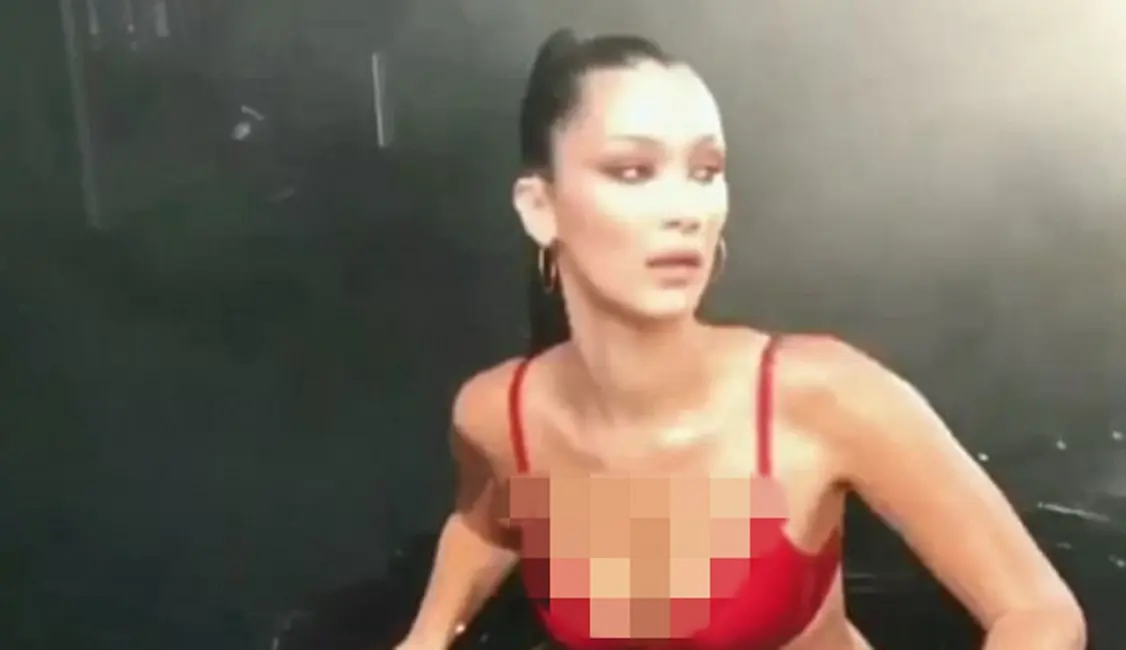 Bella Hadid tampak cantik dengan balutan lingerie merah yang menunjukkan lekuk tubuhnya (Dailymail)