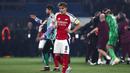 Ekspresi kecewa pemain Arsenal, Martin Odegaard saat timnya kalah dari PSG dalam laga leg 2 semifinal Liga Champions 2024/2025 di Parc des Princes, Paris, Prancis, Rabu (07/05/2025) waktu setempat. (AFP/Thibaud Moritz)
