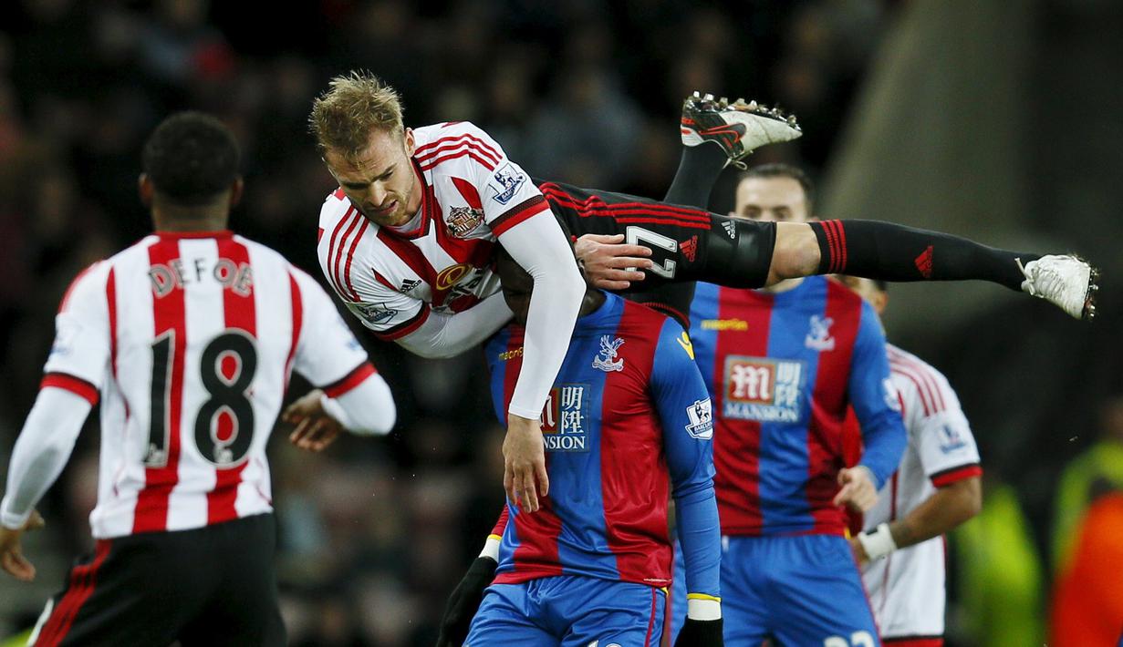 Pemain Sunderland, Jan Kirchhoff (atas) duel dengan pemain Crystal Palace, Yannick Bolasie, dalam laga Liga Inggris di Stadium of Light, Sunderland, (1/3/2016). (Action Images via Reuters/Jason Cairnduff)