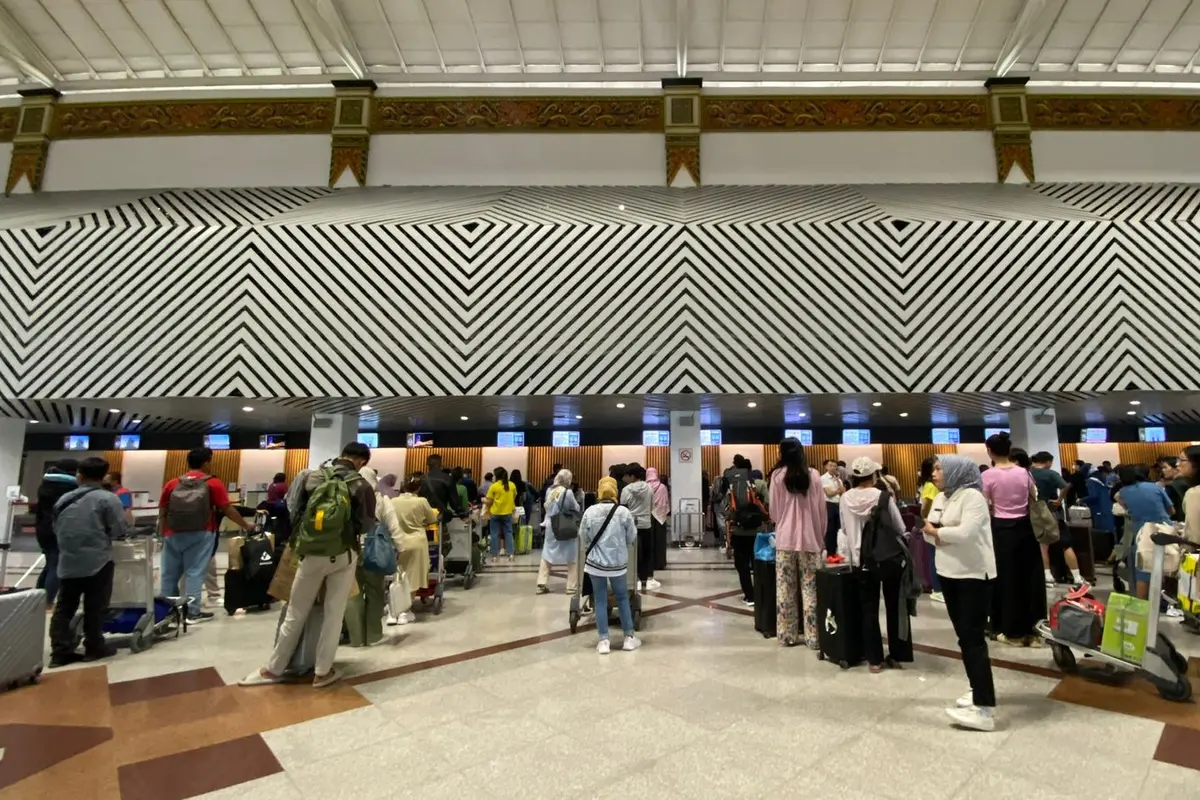 Penumpang memadati bandara Juanda saat arus balik lebaran. (Dian Kurniawan/Liputan6.com)