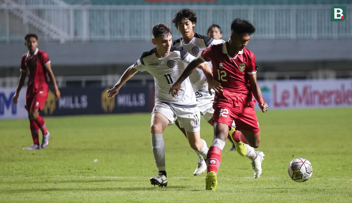 <p>Pemain Timnas Indonesia U-17, Muhammad Narendra Tegar&nbsp;(kanan) berusaha melewati hadangan pemain Timnas Guam U-17 dalam pertandingan Grup B Kualifikasi Piala Asia U-17 2023 yang berlangsung di Stadion Pakansari, Bogor, Senin (3/10/2022). (Bola.com/Bagaskara Lazuardi)</p>