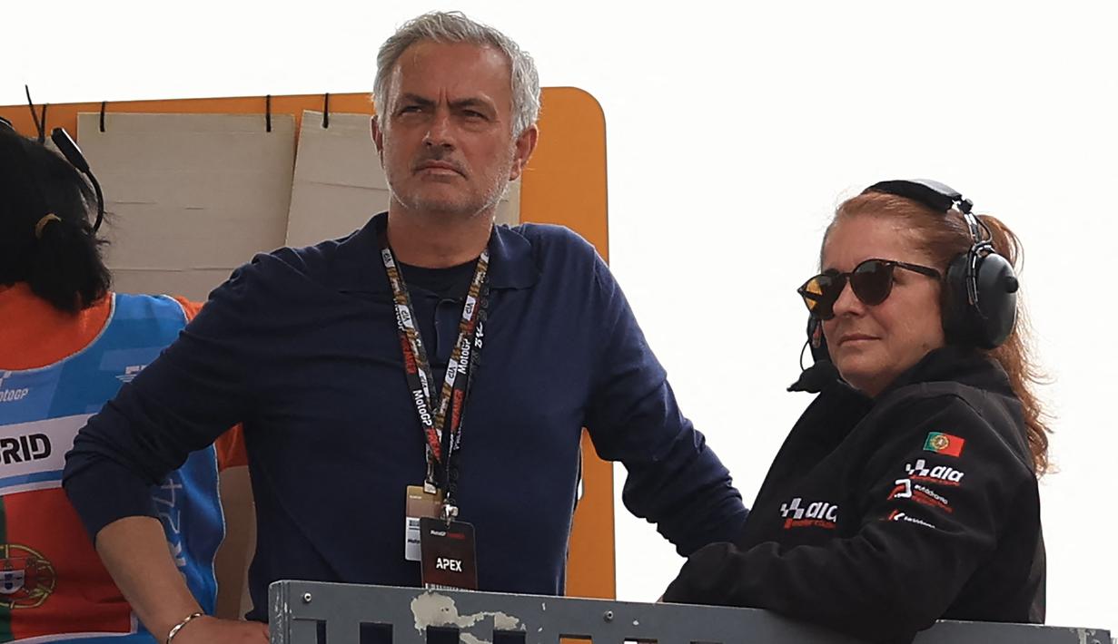 Eks pelatih AS Roma asal Portugal, Jose Mourinho menghadiri balapan utama MotoGP Portugal 2024 untuk mengibarkan bendera finis di Sirkuit Internasional Algarve, Portimao, Portugal, Minggu (24/3/2024) malam WIB. (AFP/Patricia De Melo Moreira)