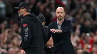 Manajer MU Erik ten Hag bersalaman dengan pelatih Liverpool Jurgen Klopp (AFP)