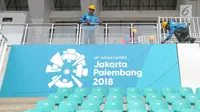 Petugas PLN Distribusi Jawa Barat memeriksa jaringan kabel saat pelaksanaan Apel Kesiapan Pasokan Listrik dan Petugas di Stadion Pakansari, Bogor, Selasa (7/8). Kegiatan itu untuk menyambut kesiapan PLN jelang Asian Games 2018. (Merdeka.com/Arie Basuki)
